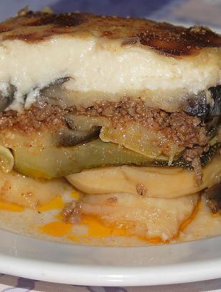 Μουσακάς με μελιτζάνες, πατάτες, κολοκυθάκια και μπεσαμέλ, όπως παρασκευάζεται σήμερα.