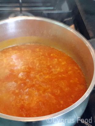 Ετοιμασία της σάλτσας ντομάτας, στην οποία θα ψηθούν οι καραόλοι με το ρύζι (Μαγειρεύω Κυπριακά 2015). &lt;br/&gt; Πηγή: Στάλω Λαζάρου.