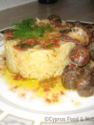 Καραόλοι κοκκινιστοί με πιλάφι πουρκούρι (Μαγειρεύω Κυπριακά 2013-2014). &lt;br/&gt; Πηγή: Ευάγγελος Ρόους.