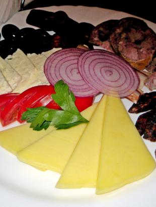 Κυπριακά τσιμπήματα (λουκάνικα, ελιές, ντομάτες, τυρί και χαλλούμι), αποτελούν τα υλικά για την παραδοσιακή, κλειστή πίτσα.