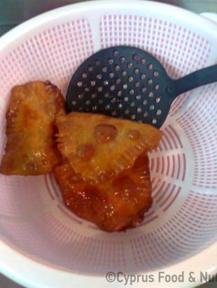 Μετά το τηγάνισμα, οι πισίες στραγγίζουν σε τρυπητό σκεύος (Μαγειρεύω Κυπριακά 2014). &lt;br/&gt; Πηγή: Στάλω Λαζάρου.