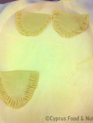 Πισίες παραλιμνίτικες σε δίσκο, πριν από το ψήσιμο (Μαγειρεύω Κυπριακά 2014). &lt;br/&gt; Πηγή: Στάλω Λαζάρου.