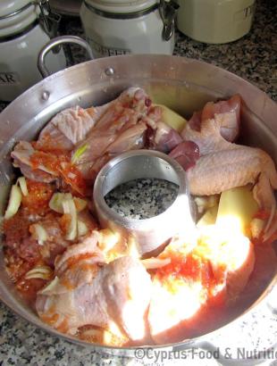 Τα υλικά για το ψητό τοποθετούνται στη φόρμα, για ψήσιμο πάνω στην άμμο (Μαγειρεύω Κυπριακά 2012-2013).