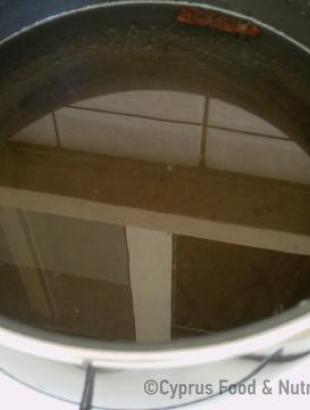 Το σιρόπι ετοιμάζεται νωρίς, για να προστεθεί στο κατεϊφι μόλις ψηθεί.