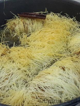 Κατεΐφι ψημένο και σιροπιασμένο (Μαγειρεύω Κυπριακά 2015).