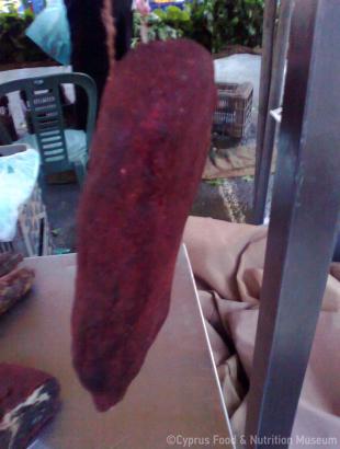 Παστουρμάς, αλλαντικό που σερβίρεται ως μεζές.