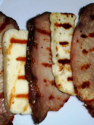 Χαλλούμι και λούντζα, τυπικοί κυπριακοί μεζέδες.