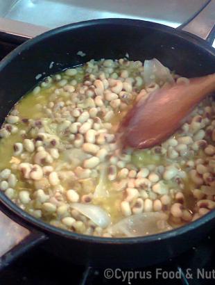 Λουβκιά με χοιρομέρι, κατά την προετοιμασία του φαγητού στην κατσαρόλα (Μαγειρεύω Κυπριακά 2014).