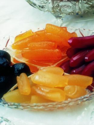 Διάφορα γλυκά του κουταλιού συνοδεύουν την πίττα και τη γαλατόκρεμα.