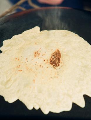 Πίττα κατά το ψήσιμο στη σάτζιη.