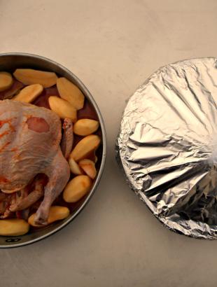 Κοτόπουλο ψητό έτοιμο να μπει στο φούρνο, 7/5/2014.