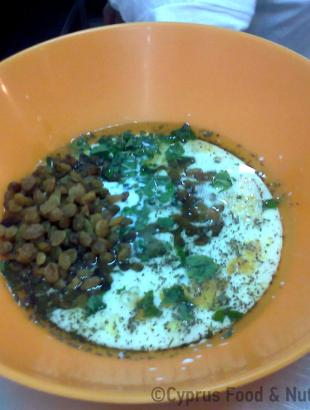 Υλικά για την παρασκευή της φλαουνόπιττας σε λεκάνη, πριν την ανάμειξή τους (Μαγειρεύω Κυπριακά 2014).