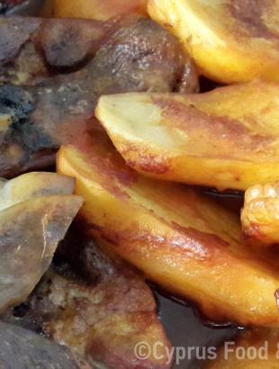 Ψητό κατσίκι με πατάτες.