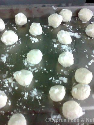 Η γέμιση από αναρή διαμορφώνεται σε μπαλίτσες, που τοποθετούνται στο ψυγείο για να παγώσουν (Μαγειρεύω Κυπριακά 2014). &lt;br/&gt; Πηγή: Στάλω Λαζάρου.