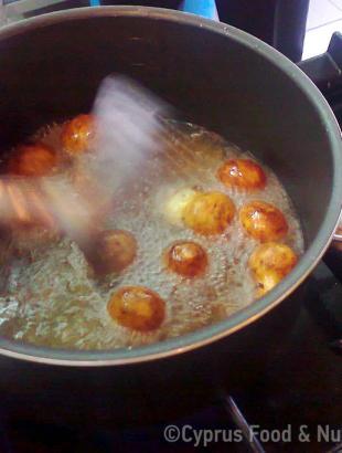 Μετά την τοποθέτηση της γέμισης στο χυλό, τα λαλαγκούθκια τηγανίζονται (Μαγειρεύω Κυπριακά 2014). &lt;br/&gt; Πηγή: Στάλω Λαζάρου.