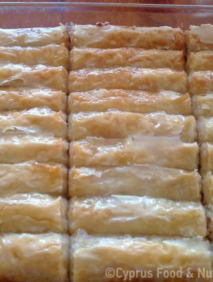 Μπακλαβαδάκια παρασκευασμένα σε σχήμα φλογέρας.