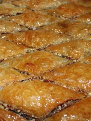 Μπακλαβάς στο ταψί, ψημένος και κομμένος σε κομμάτια.