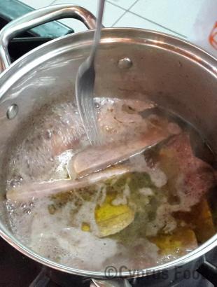 Κομμάτια κολοκασιού στο τηγάνι. Αφού μαριναριστούν, τα υλικά για τον καππαμά τσιγαρίζονται σε λάδι (Μαγειρεύω Κυπριακά 2015). &lt;br/&gt; Πηγή: Στάλω Λαζάρου.