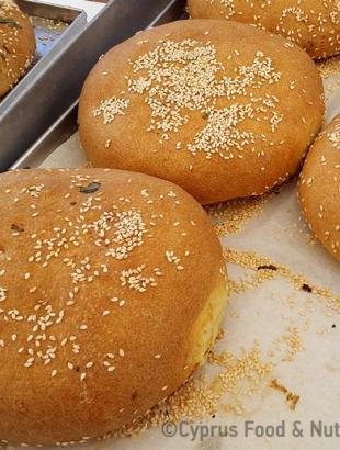 Φρεσκοψημένες ελιόπιττες. &lt;br/&gt; Πηγή: Στάλω Λαζάρου.