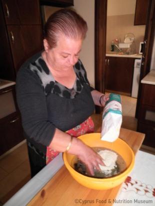 2. Προσθέτουμε το αλεύρι. &lt;br/&gt; Πηγή: Ζηνοβία Χαραλάμπους