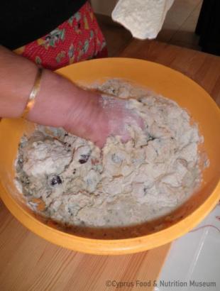 3.Αναμειγνύουμε τα υλικά. &lt;br/&gt; Πηγή: Ζηνοβία Χαραλάμπους