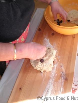 4.Ζυμώνουμε.&lt;br/&gt; Πηγή: Ζηνοβία Χαραλάμπους