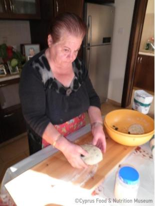 5. Πλάθουμε τις ελιωτές. &lt;br/&gt; Πηγή: Ζηνοβία Χαραλάμπους