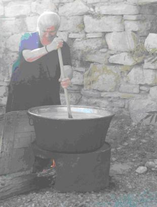 Παρασκευή παλουζέ στο παραδοσιακό χαρτζίν. &lt;br/&gt; Πηγή: Μαρίτσα Χριστοδούλου, 2010