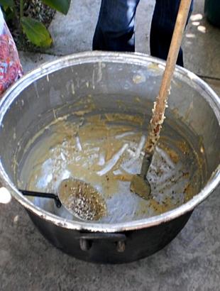 Το χαρτζί μετά το άδειασμα του ππαλουζέ. Τα υπολείμματα τρώγονται μαζί με κούννες. &lt;br/&gt; Πηγή: Ιστοσελίδα Facebook.