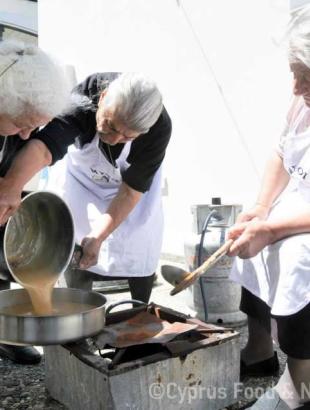 Ο ππαλουζές σερβίρεται σε σινί (Μαγειρεύω Κυπριακά 2015). &lt;br/&gt; Πηγή: Στάλω Λαζάρου.