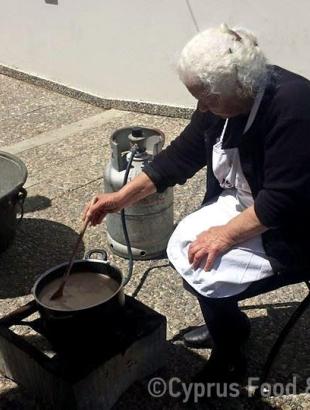 Παρασκευή ππαλουζέ σε κατσαρόλα (Μαγειρεύω Κυπριακά 2015). &lt;br/&gt; Πηγή: Στάλω Λαζάρου.