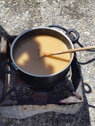 Παρασκευή ππαλουζέ σε κατσαρόλα. &lt;br/&gt; Πηγή: Στάλω Λαζάρου.