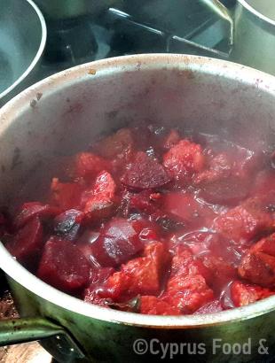 Ψήσιμο στην κατσαρόλα (Μαγειρεύω Κυπριακά 2015).