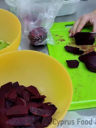 Προετοιμασία των υλικών για την εκτέλεση της συνταγής (Μαγειρεύω Κυπριακά 2015).