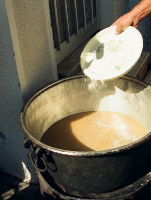 Παρασκευή ππαλουζέ σε παραδοσιακό χαρτζί. &lt;br/&gt; Άδεια δημοσίευσης: Υπουργείο Γεωργίας.