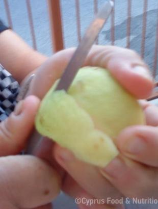 1. Καθαρίζουμε τα κυδώνια. &lt;br/&gt; Πηγή: Ζηνοβία Χαραλάμπους