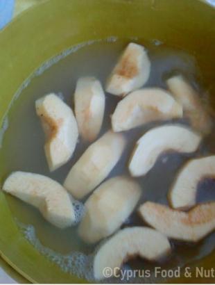 2. Τοποθετούμε τα κυδώνια σε χυμό λεμονιού. &lt;br/&gt; Πηγή: Ζηνοβία Χαραλάμπους