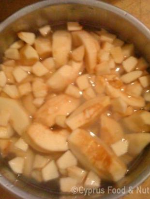 3. Βάζουμε τα κυδώνια σε κατσαρόλα και τα αφήνουμε να κοχλάσουν. &lt;br/&gt; Πηγή: Ζηνοβία Χαραλάμπους