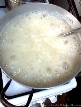 Το κόχλασμα στο σιρόπι.  &lt;br/&gt; Πηγή: Στάλω Λαζάρου.