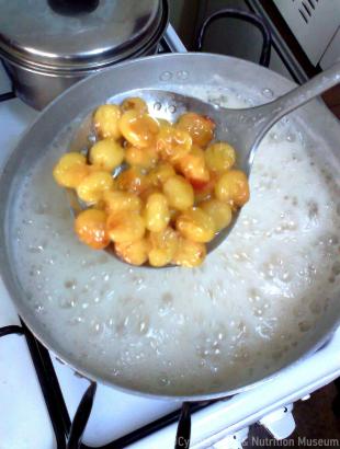 Τα κεράσια κατά το ψήσιμο.  &lt;br/&gt; Πηγή: Στάλω Λαζάρου.