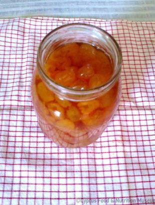 Γλυκό κεράσι σε γυάλινο βαζάκι.  &lt;br/&gt; Πηγή: Στάλω Λαζάρου.