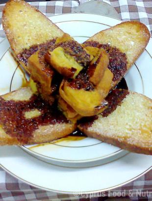 Κατσούρες και σουππούθκια με χαρουπόμελο. Στις κατσούρες έχει προστεθεί επίσης ζάχαρη (Μαγειρεύω Κυπριακά 2014). &lt;br/&gt; Πηγή: Στάλω Λαζάρου.