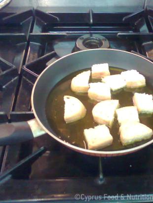 Οι κύβοι ψωμιού τηγανίζονται σε ελαιόλαδο (Μαγειρεύω Κυπριακά 2014). &lt;br/&gt; Πηγή: Στάλω Λαζάρου.