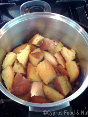 Σουππούθκια στην κατσαρόλα, πριν από το μέλωμα (Μαγειρεύω Κυπριακά 2014). &lt;br/&gt; Πηγή: Στάλω Λαζάρου.