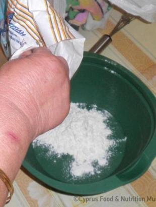 1. Μετρούμε το αλεύρι . &lt;br/&gt; Πηγή: Ζηνοβία Χαραλάμπους