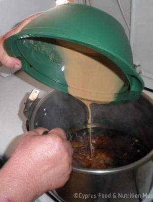 3. Χύνουμε το μίγμα στην κατσαρόλα. &lt;br/&gt; Πηγή: Ζηνοβία Χαραλάμπους