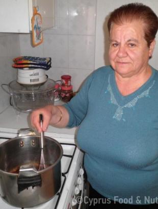 4. Ψήνουμε και ανακατεύουμε. &lt;br/&gt; Πηγή: Ζηνοβία Χαραλάμπους