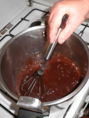 5. Ψήνουμε καλά, μέχρι να πήξει το μίγμα. &lt;br/&gt; Πηγή: Ζηνοβία Χαραλάμπους