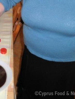 7. Προσθέτουμε κανέλα από πάνω. &lt;br/&gt; Πηγή: Ζηνοβία Χαραλάμπους