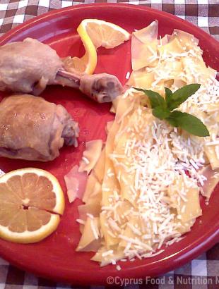 Τουμάτσια με κοτόπουλο. Συνταγή από τον Άγιο Αμβρόσιο Κερύνειας (Μαγειρεύω Κυπριακά 2013). &lt;br/&gt; Πηγή: Στάλω Λαζάρου.